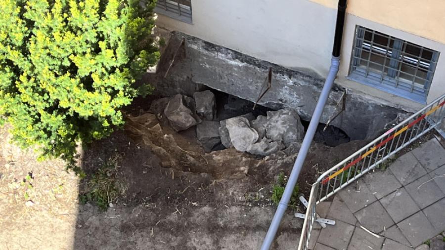 Sprängsten från tiden för husets byggnation utanför krypgrunden.